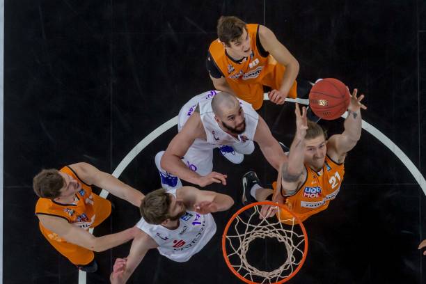 而努涅斯转 而努涅斯转